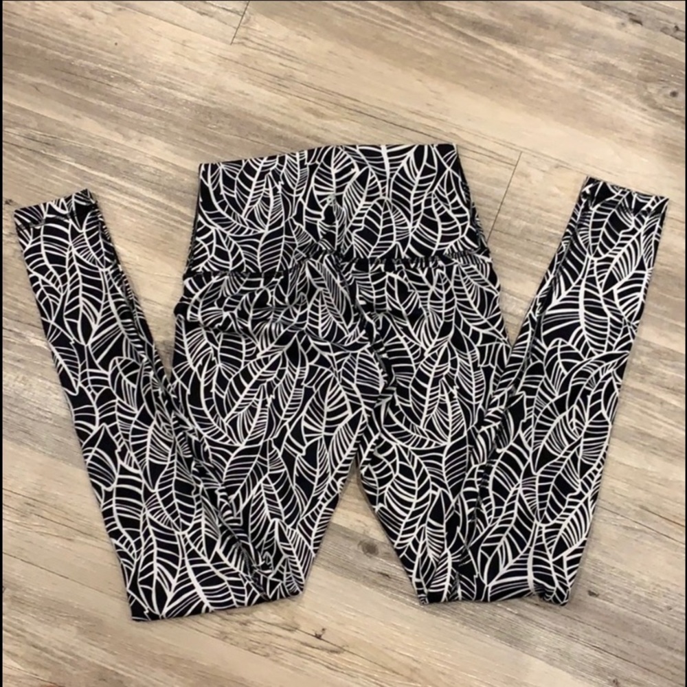 Lululemon Wunder Under leggings . 28